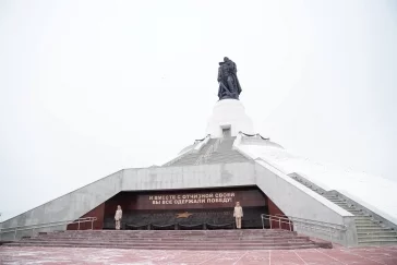 Фото: В Кемерове у памятника Воину-освободителю установили почётный караул. Его будут нести 15 человек 3