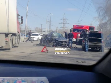 Фото: Соцсети: в Кемерове столкнулись Hyundai и маршрутное такси 1