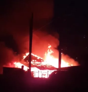 Фото: В Анжеро-Судженске серьёзный пожар в частном доме попал на видео 1