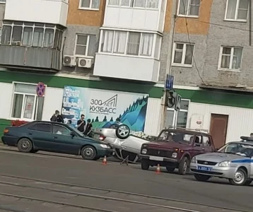 Фото: Момент ДТП с «перевёртышем» в Кузбассе попал на видео 1