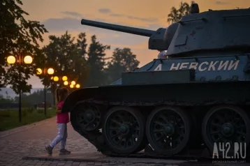 Фото: «Для чего маленьких детей туда тащат»: кемеровчане возмутились из-за детских игр на танке 1