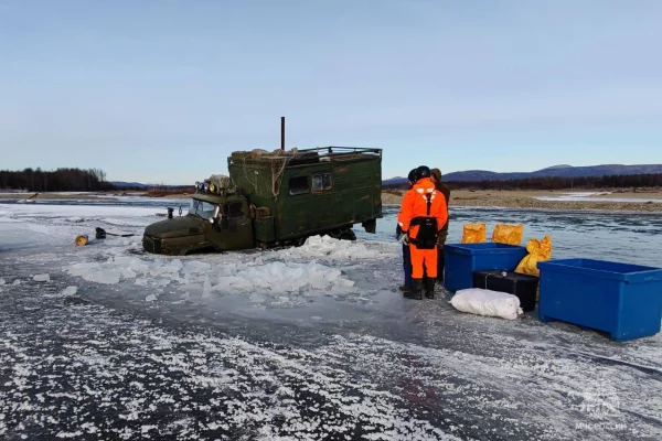 В Магаданской области специалисты МЧС помогли застрявшим на реке рыбакам