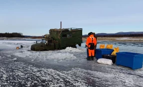 В Магаданской области специалисты МЧС помогли застрявшим на реке рыбакам
