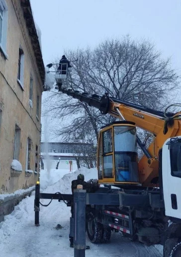 Фото: Мэр Кемерова объяснил горожанам, куда жаловаться на плохую уборку дворов и крыш 3