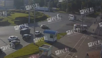 Фото: Лихач за рулём маршрутки чуть не сбил пешехода в Кемерове 1