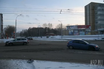Фото: Два автомобиля столкнулись на перекрёстке в Кемерове вечером 5 марта 2