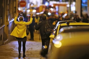 Фото: Неизвестный устроил перестрелку в центре Парижа: есть жертвы 2