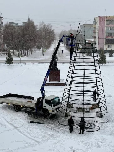 Фото: Очередной кузбасский город отметился установкой главной новогодней ели 1