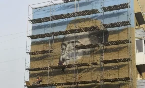 В Кемерове фасад дома украсил граффити-портрет Юрия Двужильного