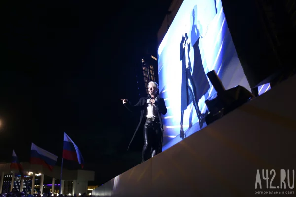 Певец Shaman публично сжёг свои кожаные штаны