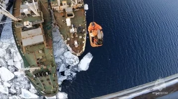 Фото: В Охотском море моряка эвакуировали на вертолёте 1