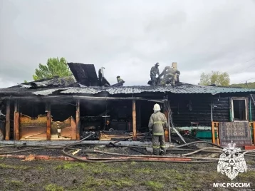 Фото: Из-за неправильного монтажа электрооборудования сгорел дом в Кузбассе 1