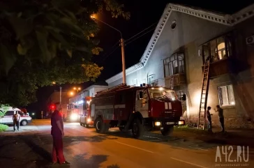 Фото: В Кемерове подожгли многоквартирный дом — спасены 8 человек 2