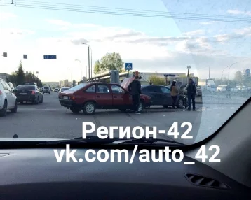 Фото: В Кемерове «Москвич» врезался в Opel: на месте ДТП работают спасатели 1
