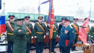 Фото: Десятки кузбассовцев пришли встречать агитпоезд «Армия Победы» 1