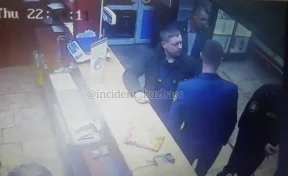 Очевидцы: сотрудники кузбасской колонии устроили драку в пивном магазине