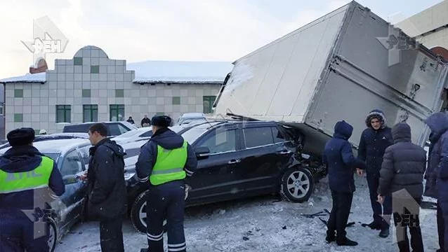 Фото: Грузовик протаранил 10 автомобилей на стоянке в Москве 2