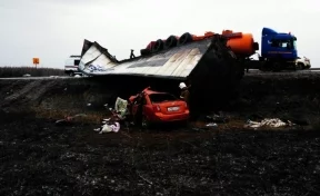 В Татарстане в страшную аварию попала машина с молодожёнами