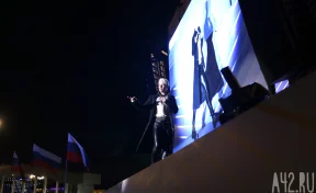 Певец Shaman публично сжёг свои кожаные штаны