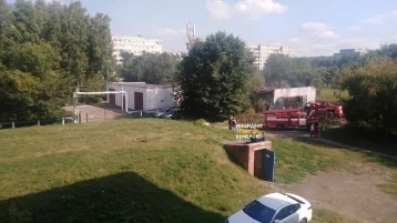 Фото: «Дымят подсобки»: очевидцы сообщили о пожаре на территории школы в Кемерове 1