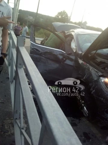 Фото: В Кемеровском районе столкнулись фура и легковой автомобиль Mercedes 1