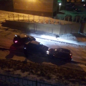 Фото: На «проклятом месте» в Кемерове столкнулись три автомобиля 1