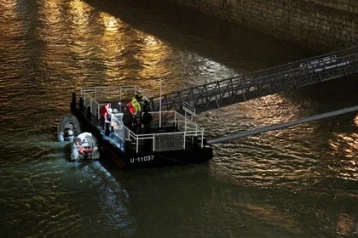 Фото: В Будапеште затонуло прогулочное судно с 34 людьми на борту, есть жертвы 1