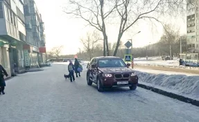 Новокузнецкого водителя BMW наказали за парковку на тротуаре