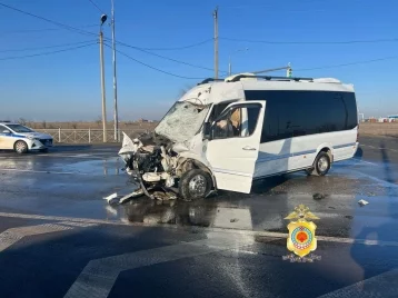 Фото: На трассе в Калмыкии в ДТП с микроавтобусом и грузовиком пострадали восемь человек 1