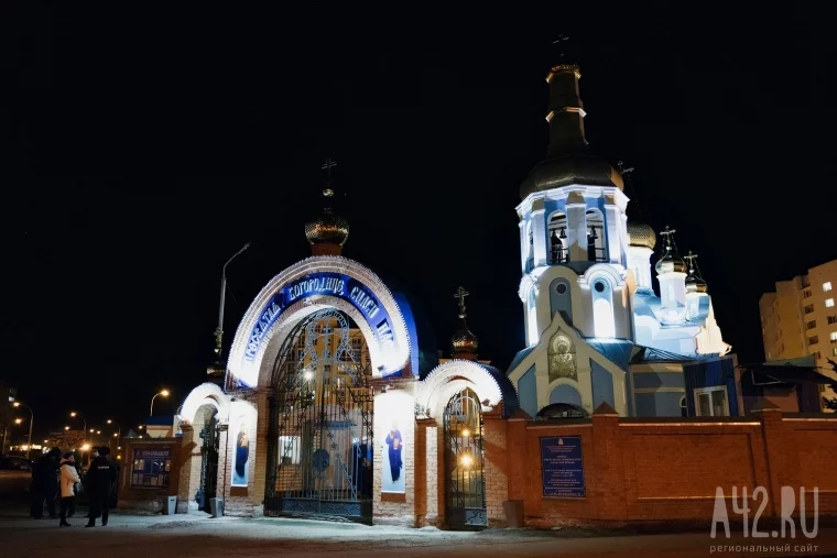 Фото: Ночная литургия: кемеровчане встретили Пасху 33