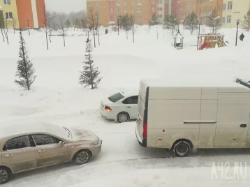 Фото: В кемеровской Лесной Поляне машины застревают во дворах из-за неубранного снега 1