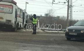 В Кузбассе автобус после ДТП протаранил столб, есть пострадавшие