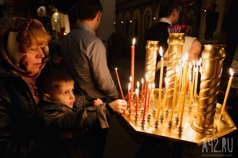 Фото: Ночная литургия: кемеровчане встретили Пасху 32