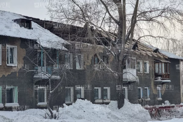 Крыша жилого дома частично обрушилась в Кемерове