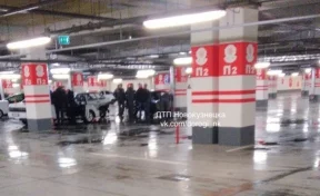 Тройное ДТП на подземной парковке кузбасского ТЦ попало на видео