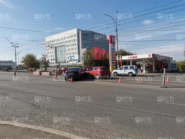 Фото: В Кемерове две иномарки устроили жёсткое ДТП на Октябрьском проспекте 3