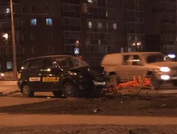 Фото: В Кемерове таксист снёс светофор на проспекте Шахтёров 1