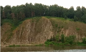 В Кузбассе мужчина упал со скалы и повис над рекой: потребовалась помощь спасателей