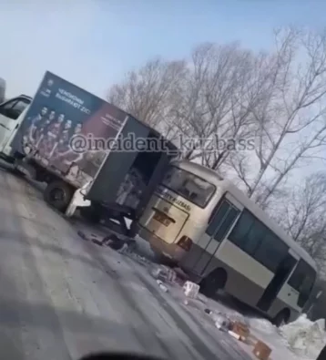 Фото: Последствия массового ДТП на кузбасской трассе попали на видео в Новокузнецком районе 1