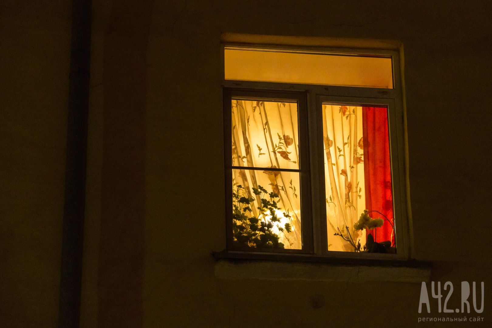 Кузбассовец забросал камнями окна возлюбленной из-за отказа в деньгах 