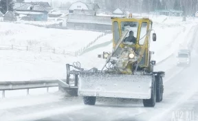 В Южно-Сахалинске сняли на видео, как коммунальщики грязный снег засыпают чистым