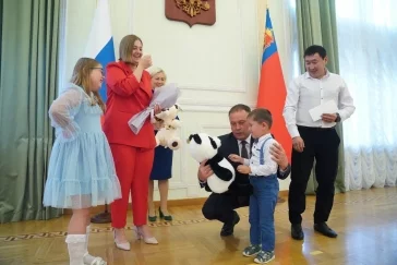 Фото: Илья Середюк наградил кузбасских финалистов конкурса «Семья года» 2