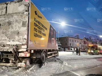 Фото: В Кемерове грузовик перекрыл трамвайные пути 1
