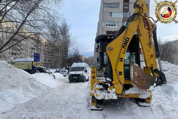 В Чебоксарах трактор ударил женщину ковшом по голове