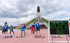 В Кемерове атлеты 80 минут поднимали гири в честь 80-летия Победы