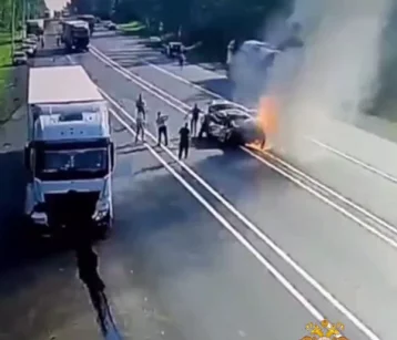 Фото: В Кемерове BMW жёстко врезался в фуру, водитель погиб: опубликовано видео момента ДТП 1