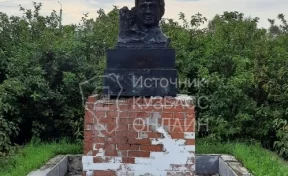 Кузбассовцы пожаловались на ужасное состояние памятника известному поэту 