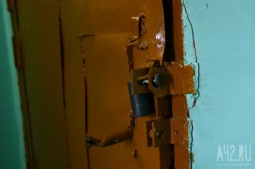 Фото: Соцсети: в Кемерове в подвал многоквартирного дома 9 дней льются сточные воды 1