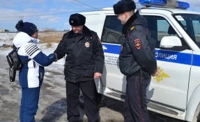 В Кузбассе полицейские помогли 7-летнему ребёнку, который упал с дерева и сломал ногу