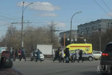 Фото: На пресечении проспекта Ленина и улицы Волгоградской в Кемерове столкнулись два автомобиля 2